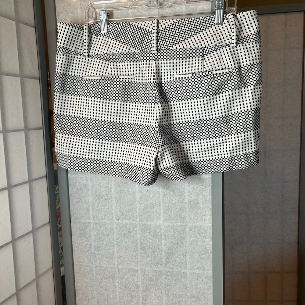 Ann Taylor black and white 4.5” shorts